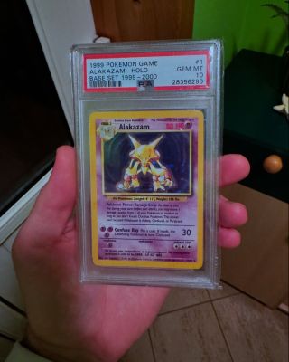 Díváš se na Alakazama z 4th printu, kteří jsou na světě pouze 2 ‼️ Jsme moc rádi, že se nám povedlo sehnat ho pro našeho...
