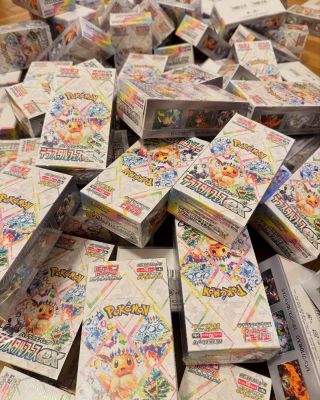 Je to tu, začíná šílenství 😍 předzvěst Prismatic Evolutions v podobě Terastal Festival ex dorazil do Česka ❤️🔥 Tak co? Kdo...