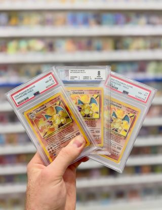 Tento art prostě neomrzí.. 😍 Symbol Pokemon TCG a devadesátek celkově 🔥 Slavný art od Mitsuhiro Arita, který byl ve všech...